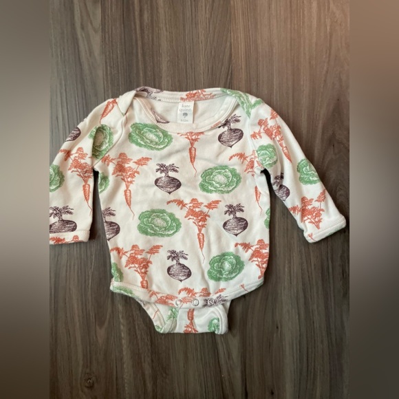 Kate Quinn Cream Bodysuit with Green and Orange Vegetable Print size 6/12M - Picture 4 of 4